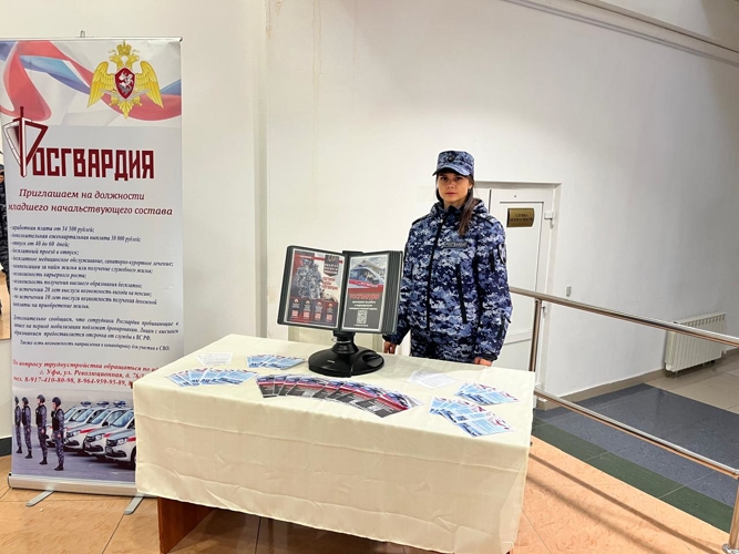 Росгвардия провела акцию по популяризации службы во время хоккейного матча в Уфе.