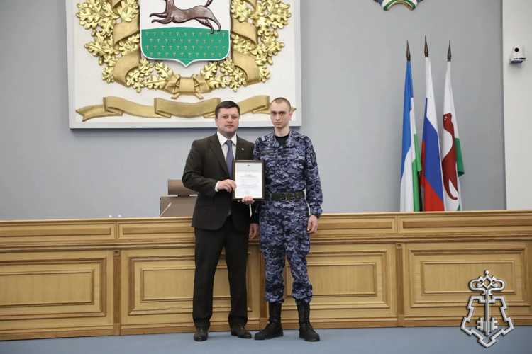 В Уфе сотрудники Росгвардии, оперативно задержавшие вооруженного подростка, получили награды от администрации города