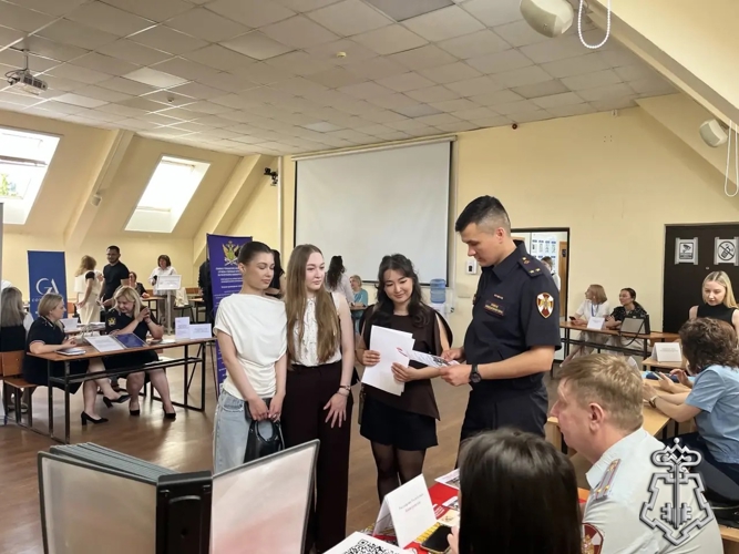 Сотрудник вневедомственное охраны провел профориентационную встречу с выпускниками института права УУНиТ