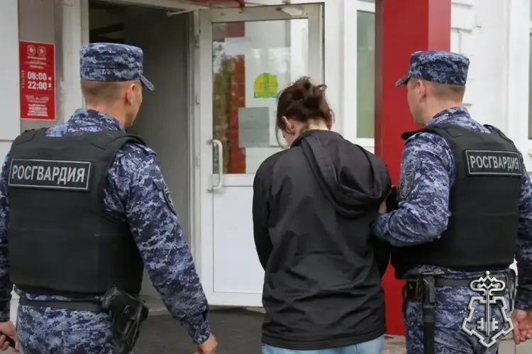 В городе Уфе сотрудники вневедомственной охраны Росгвардии задержали подозреваемую в совершении кражи