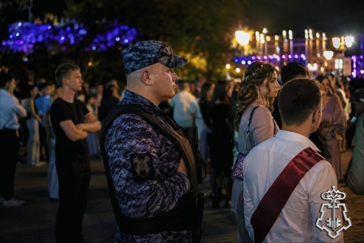 Росгвардейцы обеспечили правопорядок во время проведения выпускных вечеров