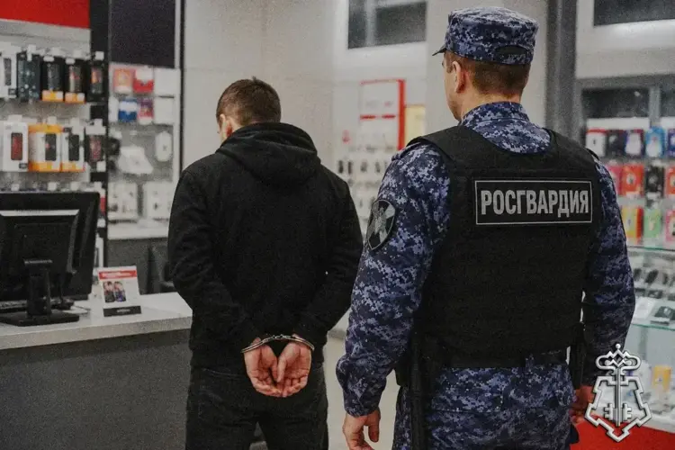 За истекшие сутки сотрудники вневедомственной охраны Росгвардии задержали двоих подозреваемых в кражах из магазинов
