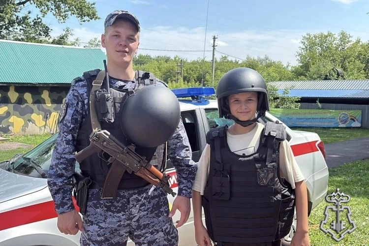 В Башкортостане в рамках акции "Каникулы с Росгвардией" для детей провели праздник безопасности