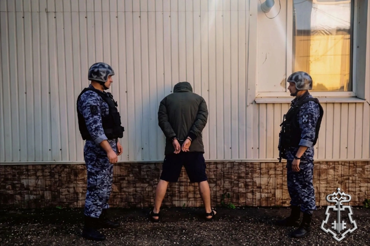 В Салавате сотрудники Росгвардии задержали мужчину, угрожавшего продавцу магазина 