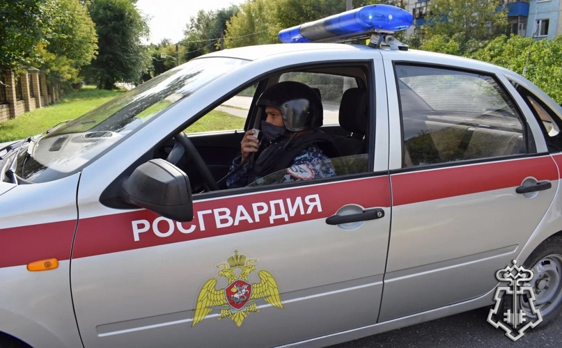 В Ишимбае сотрудники Росгвардии задержали гражданку, подозреваемую в серии краж из продуктового магазина