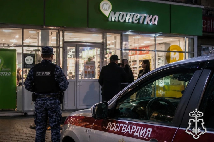 В городе Уфе сотрудники Росгвардии задержали женщину, пытавшуюся расплатиться сувенирной купюрой