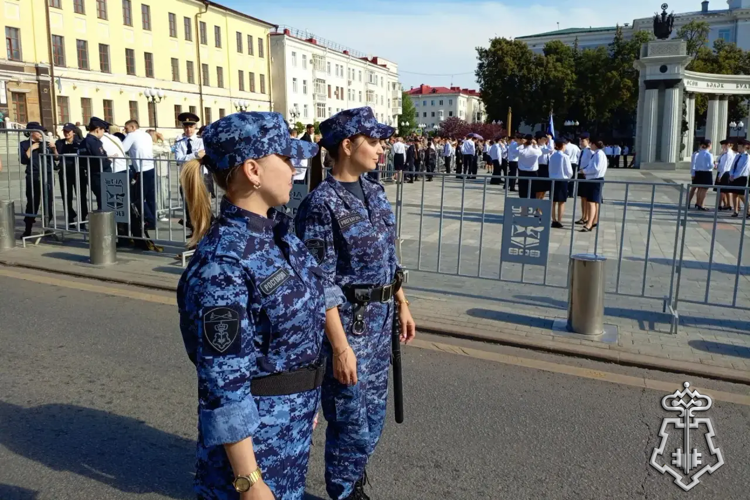 Сотрудники Росгвардии обеспечили безопасность церемонии вручения дипломов выпускникам УЮИ МВД России