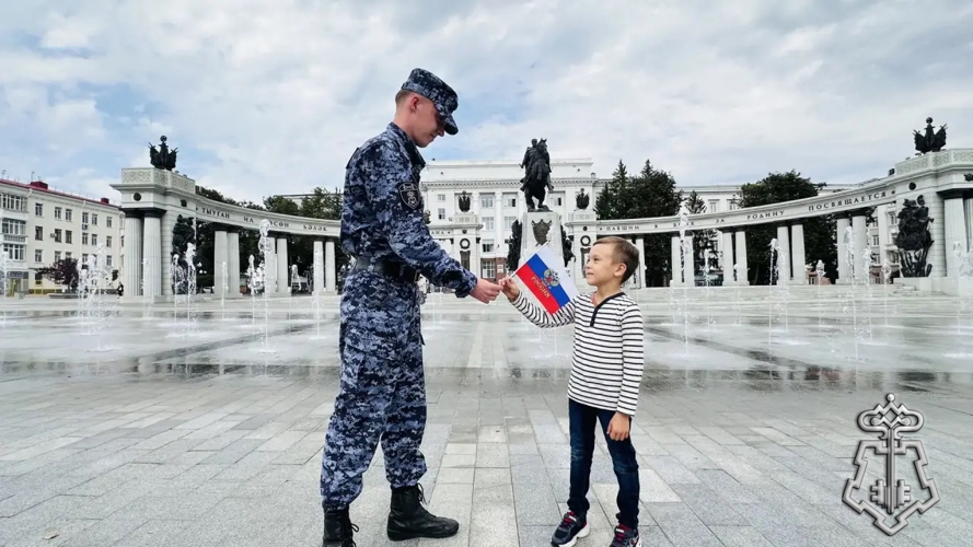 В Уфе росгвардейцы приняли участие в праздновании Дня Государственного флага России