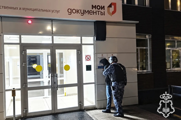 Посторонним вход закрыт: в Ишимбае наряд Росгвардии задержал ночного визитёра в МФЦ
