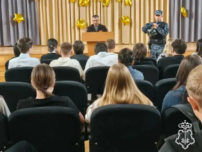 День солидарности в борьбе с терроризмом: в школе №5 города Благовещенска сотрудники Росгвардии провели урок мужества