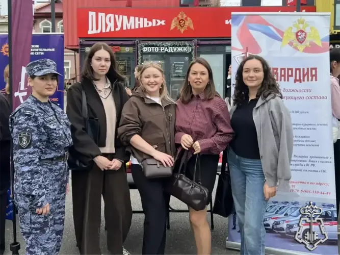 Сотрудники вневедомственной охраны Росгвардии представили службу на ярмарке вакансий «ТрудФЕСТ» в Уфе