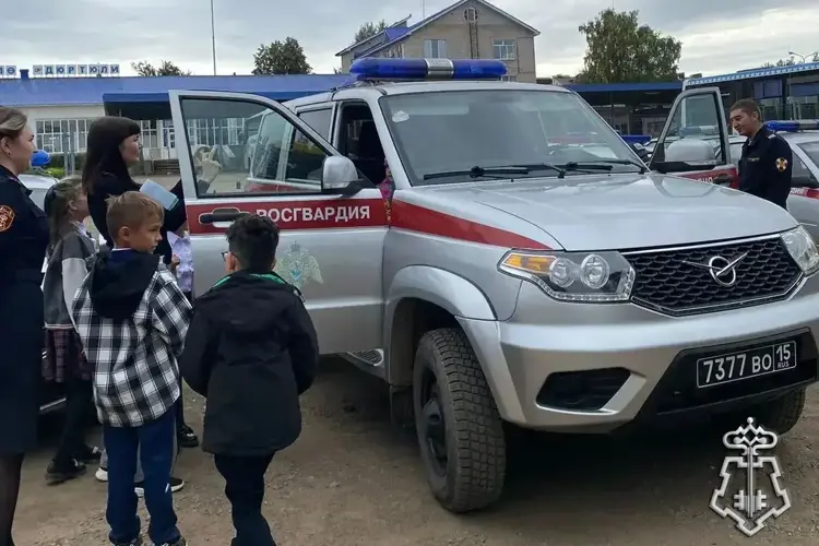 В городе Дюртюли росгвардейцы провели познавательную экскурсию для школьников