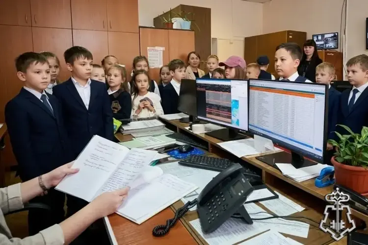В городе Дюртюли росгвардейцы провели познавательную экскурсию для школьников