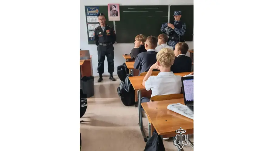 День солидарности в борьбе с терроризмом: в школе №5 города Благовещенска сотрудники Росгвардии провели урок мужества