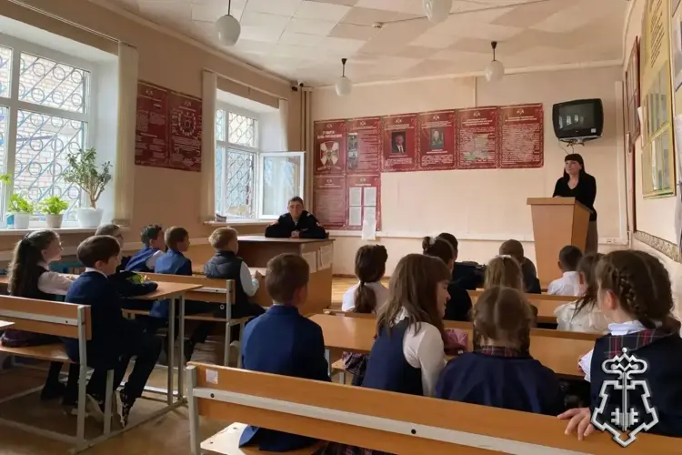 В городе Дюртюли росгвардейцы провели познавательную экскурсию для школьников