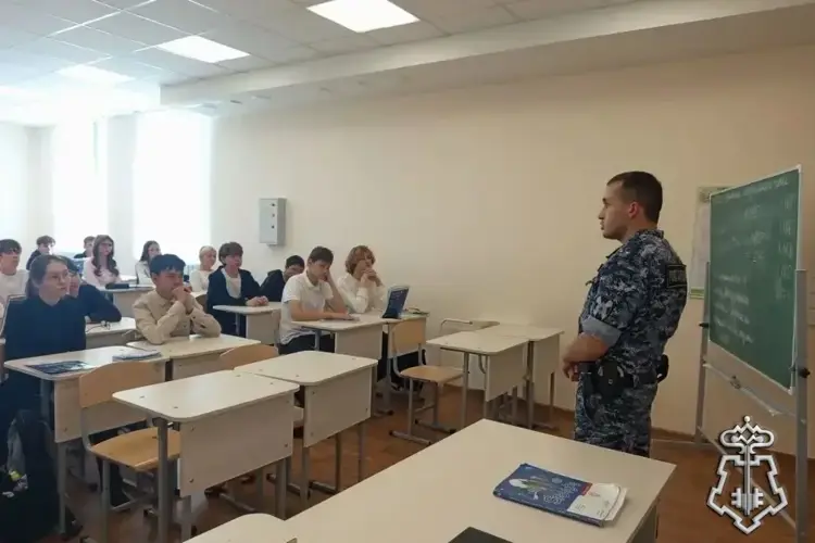 Уроки правовой грамотности: офицер вневедомственной охраны встретился с учащимися центра образования «Знание»