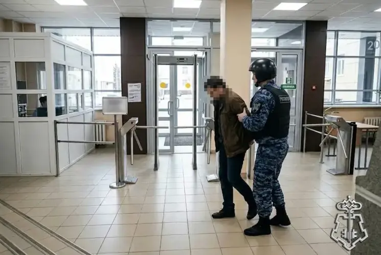 Прорвался через закрытый турникет прямо под арест: в Уфе сотрудники вневедомственной охраны задержали нарушителя в вузе
