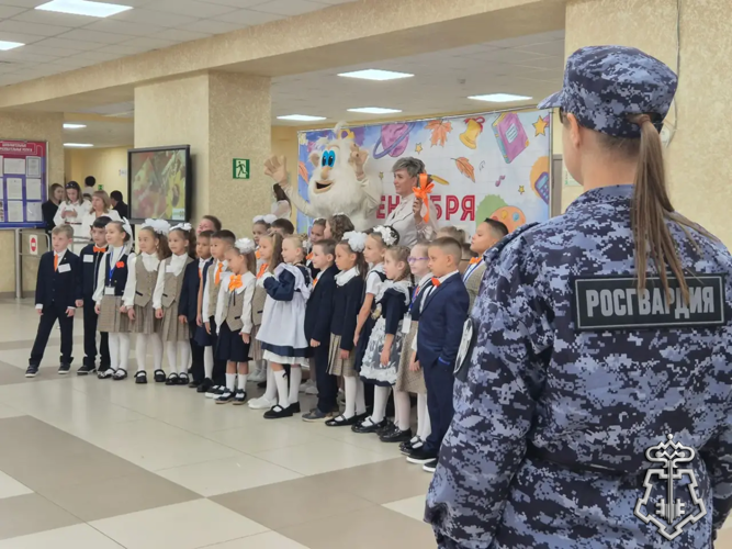 Сотрудники вневедомственной охраны Росгвардии обеспечили общественный порядок в школах Башкортостана в День знаний