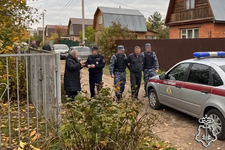 В Уфе сотрудники Росгвардии совместно с участковым уполномоченным полиции задержали мужчину, угрожавшего матери расправой