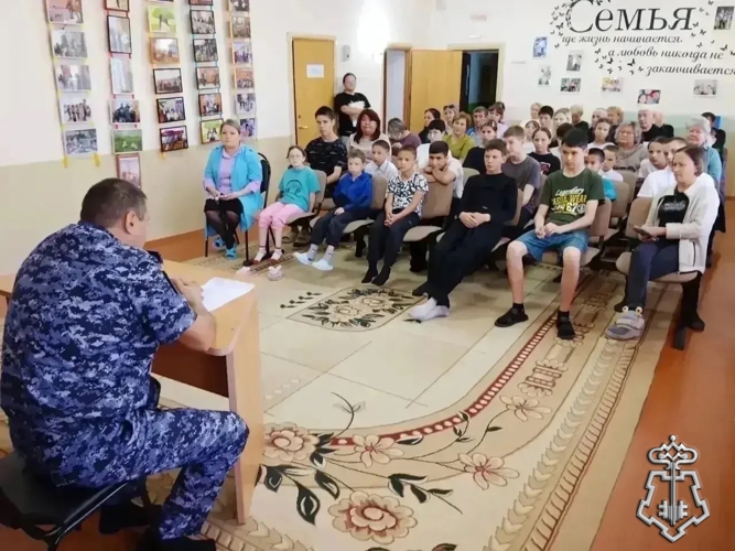 В Учалах сотрудник Росгвардии провел занятие по гражданской обороне в центре «Семья»